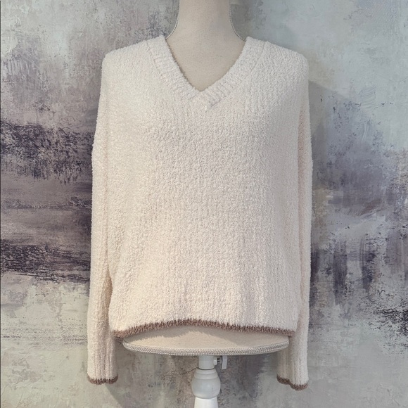 Red Haute Cozy Cream V-Neck Sweater (nwt) size medium